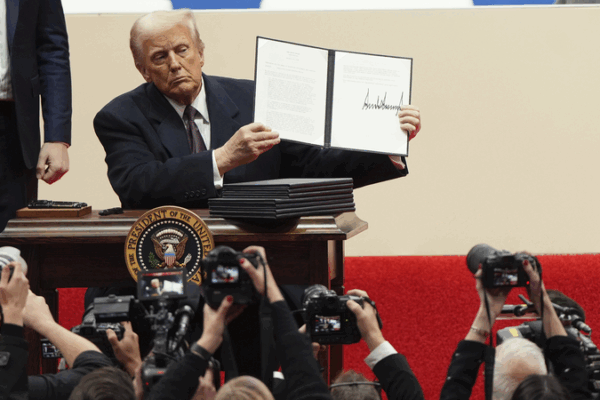 Las calificaciones de aprobación de Trump alcanzan un mínimo histórico a los 100 días
