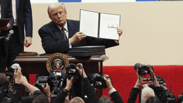 Las calificaciones de aprobación de Trump alcanzan un mínimo histórico a los 100 días
