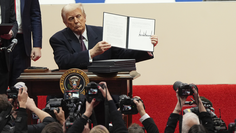Las calificaciones de aprobación de Trump alcanzan un mínimo histórico a los 100 días