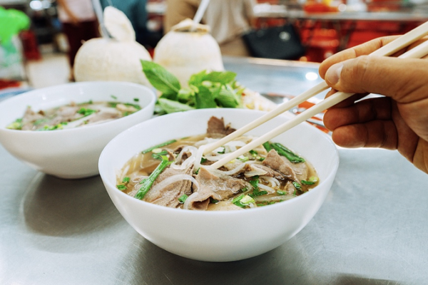 Saborea Vietnam: Comida Callejera y Magia del Café Durante Tet