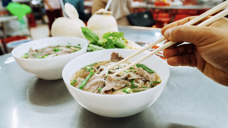 Saborea Vietnam: Comida Callejera y Magia del Café Durante Tet
