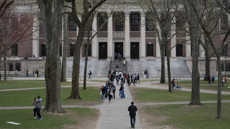 Harvard demanda a Trump por congelación de fondos federales