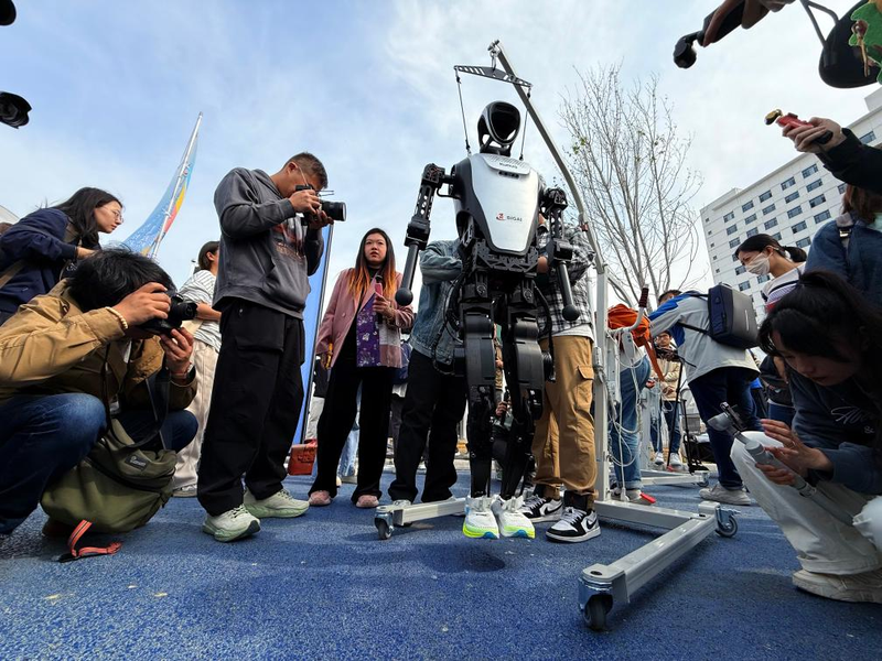 Humanos y Robots se Unen en el Revolucionario Medio Maratón de Pekín