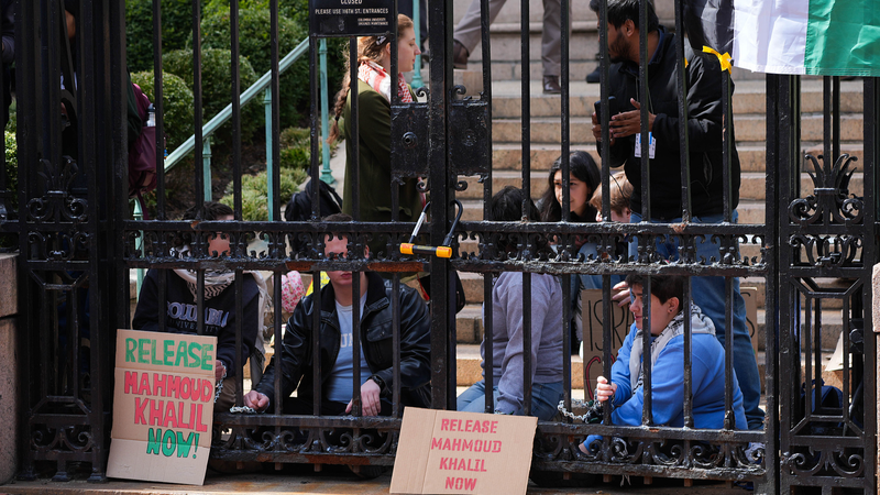 Juez de EE.UU. da luz verde a la deportación de estudiante de Columbia en medio de protestas en el campus