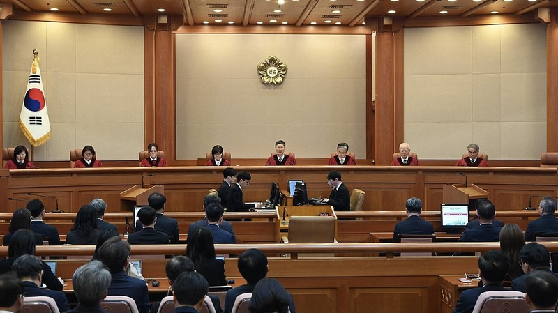 Yoon de Corea del Sur destituido tras impacto de juicio político video poster