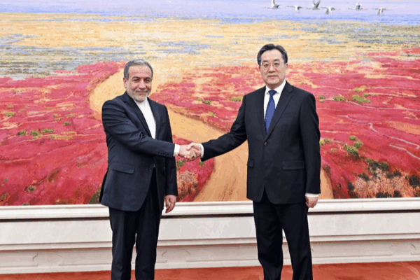 El viceprimer ministro chino se reúne con el ministro iraní para fortalecer vínculos estratégicos