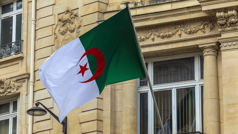 Alboroto diplomático: ¡Argelia expulsa a 12 diplomáticos franceses en 48 horas!