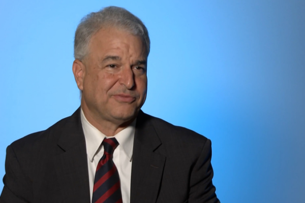 Los movimientos arancelarios de Trump podrían desatar tormenta económica video poster