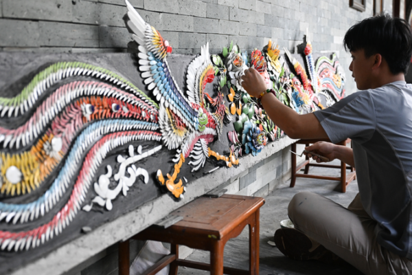 Joven Artesano Revive la Tradición de Embutido de Porcelana de Chaozhou