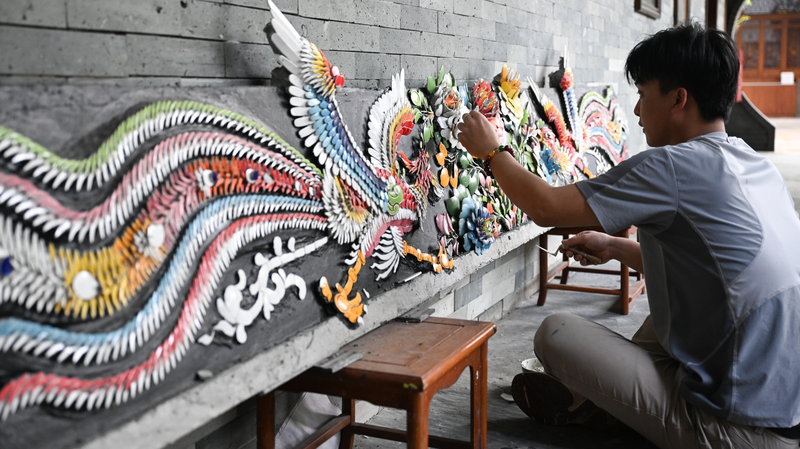 Joven Artesano Revive la Tradición de Embutido de Porcelana de Chaozhou