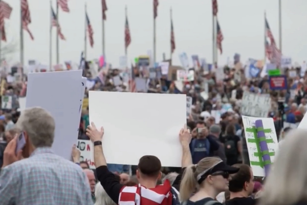 Las calles de EE.UU. estallan en protesta ante las políticas de Trump video poster