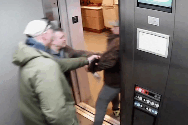 La Casa Blanca aumenta las deportaciones masivas en medio de arrestos violentos La_Casa_Blanca_aumenta_las_deportaciones_masivas_en_medio_de_arrestos_violentos video poster