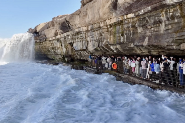 La_cascada_Hukou_ruge_con_visitantes_este_Festival_Qingming video poster