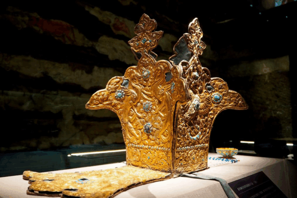 La corona tibetana del siglo VIII restaurada deslumbra en el Museo de Haixi La_corona_tibetana_del_siglo_VIII_restaurada_deslumbra_en_el_Museo_de_Haixi