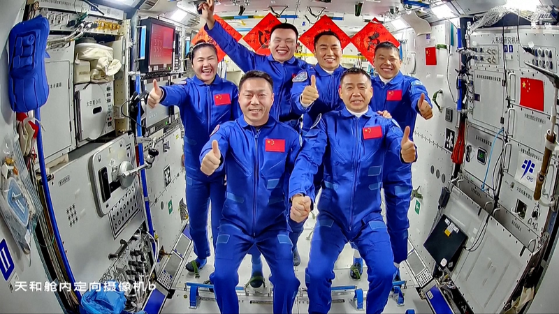 Relevo Épico de Tripulación Espacial: ¡Las Tripulaciones de Shenzhou se Unen! video poster