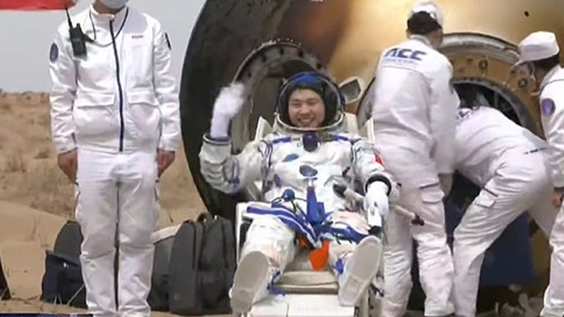 El miembro de la tripulación de Shenzhou-19 Song Lingdong sale de la cápsula en el aterrizaje de Dongfeng El miembro de la tripulación de Shenzhou-19 Song Lingdong sale de la cápsula en el aterrizaje de Dongfeng video poster
