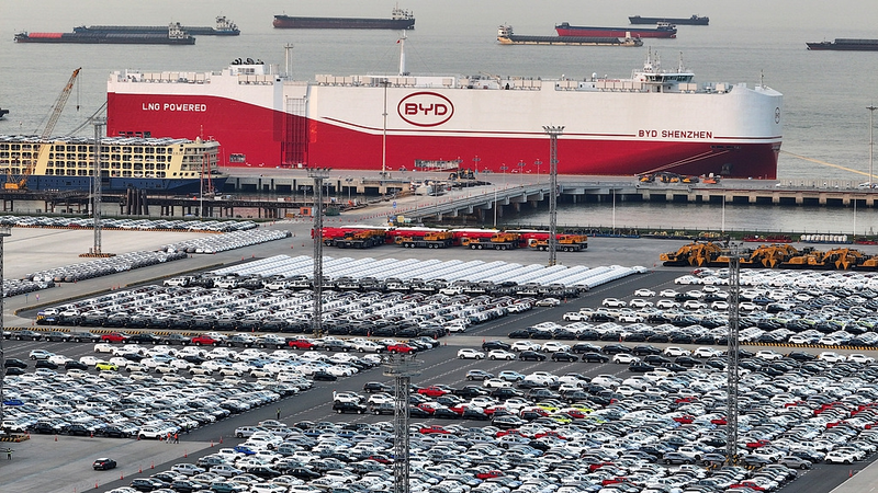 El portador de vehículos eléctricos más grande del mundo BYD Shenzhen zarpa en su viaje inaugural