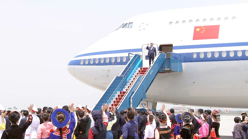 Xi Jinping aterriza en Hanói para histórica visita de Estado Xi Jinping aterriza en Hanói para histórica visita de Estado video poster
