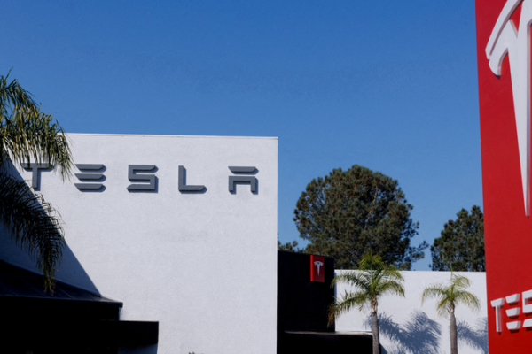 Las ventas de Tesla caen un 13% en medio de la reacción contra Musk video poster