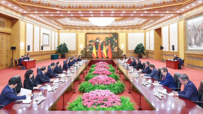 El Premier Li: Los aranceles de EE.UU. amenazan el comercio global y el crecimiento económico