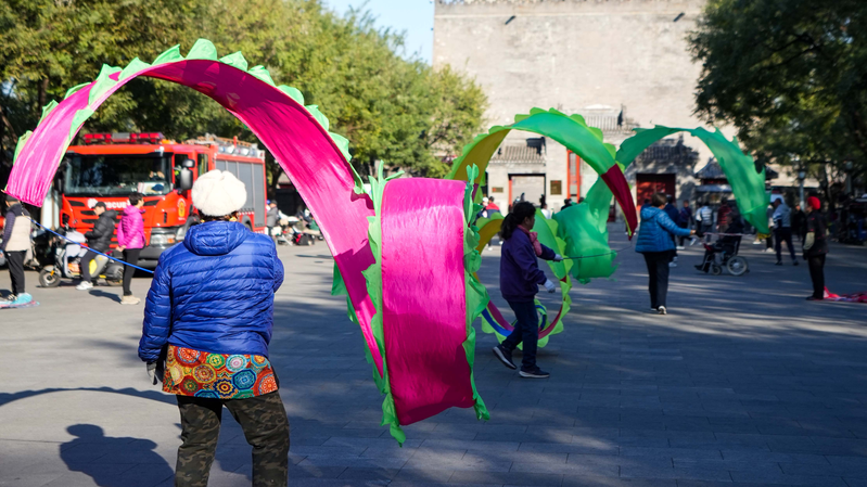 Baile de Dragón Reinventado: Fitness en Solitario se Encuentra con Arte Antiguo