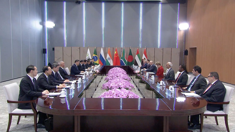 Xi Jinping reafirma apoyo al NDB en Shanghái video poster