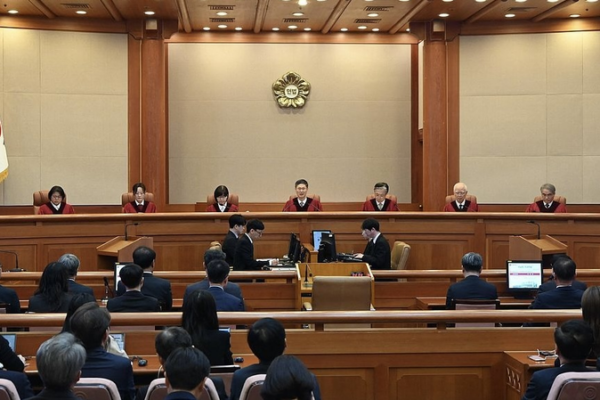 El tribunal de Corea del Sur confirma la destitución de Yoon por ley marcial video poster