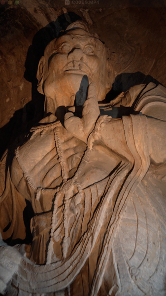 Periodistas_asombrados_por_las_majestuosas_Grutas_de_Longmen_en_Henan video poster