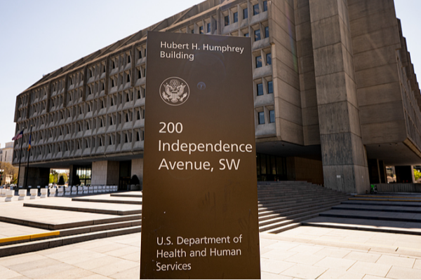 Trump recorta 10,000 empleos en reestructuración de salud en EE. UU.