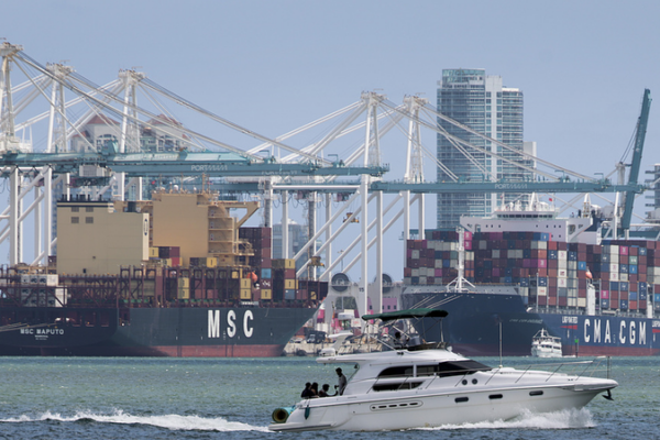 Académico critica la política arancelaria de Trump como un error económico