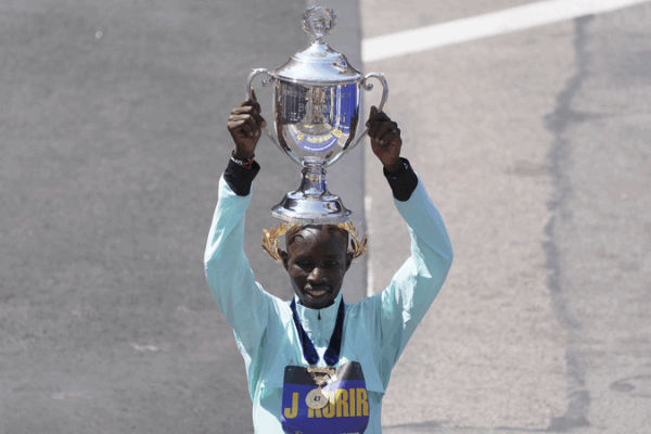 Doble Histórico: Korir Triunfa, Lokedi Establece Récord en el Maratón de Boston Doble Histórico: Korir Triunfa, Lokedi Establece Récord en el Maratón de Boston
