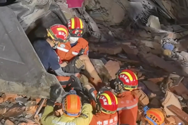 Rescate Heroico: 4 Supervivientes Salvan en Terremoto en Myanmar Rescate_Heroico__4_Supervivientes_Salvan_en_Terremoto_en_Myanmar video poster