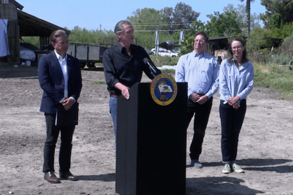 California demanda a la administración de Trump por aranceles ilegales video poster