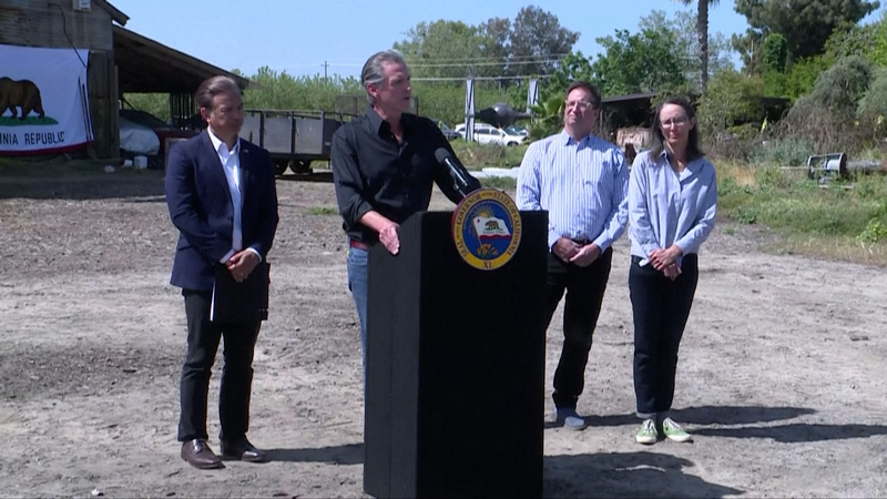 California demanda a la administración de Trump por aranceles ilegales video poster