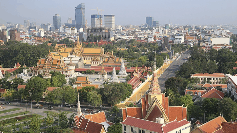 Xi Jinping se reúne con líderes camboyanos en Camboya video poster