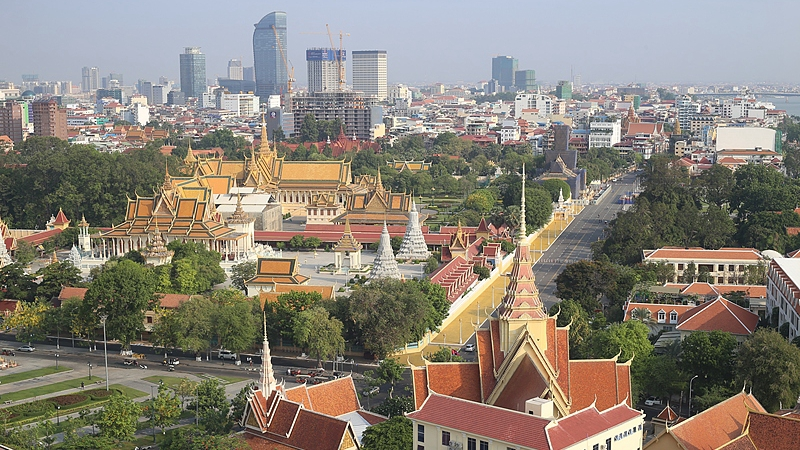 Xi Jinping se reúne con líderes camboyanos en Camboya video poster