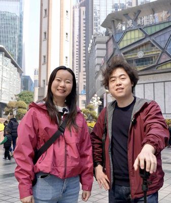 Cinemática Chongqing: El Viaje de Lucy a Través de Luces y Legado video poster