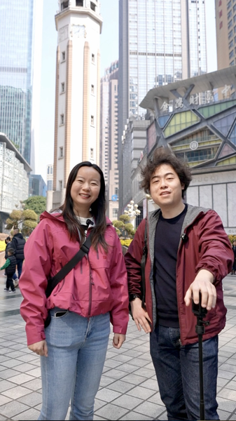 Cinemática Chongqing: El Viaje de Lucy a Través de Luces y Legado video poster