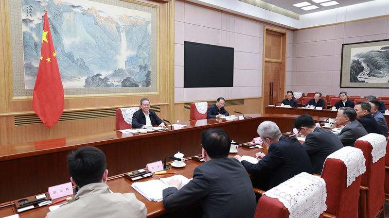 El primer ministro chino Li Qiang lidera un simposio económico