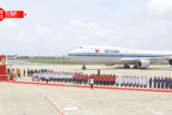Xi Jinping afirma lazos sólidos en visita a Camboya Xi Jinping afirma lazos sólidos en visita a Camboya