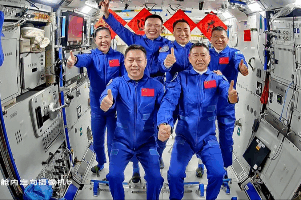 Tripulación del Shenzhou-20 entra a la estación espacial: Resumen de noticias de Asia video poster