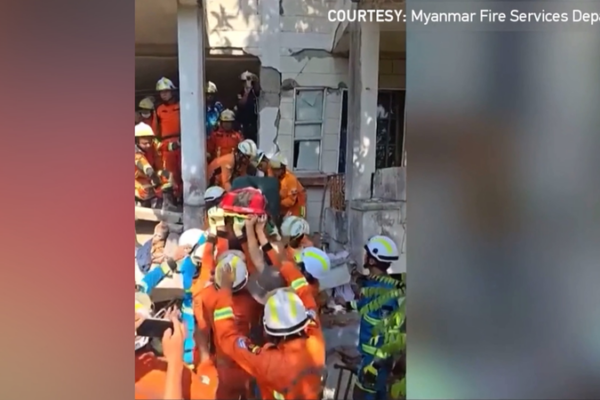Mujer de 63 años rescatada después de 91 horas bajo los escombros Mujer de 63 años rescatada después de 91 horas bajo los escombros video poster