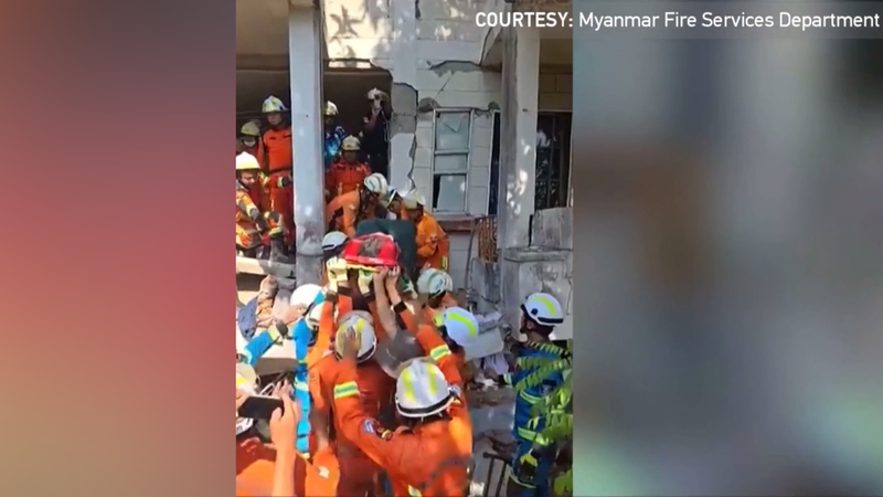 Mujer de 63 años rescatada después de 91 horas bajo los escombros video poster