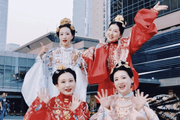 Renacimiento del Hanfu: Día de la Juventud inspira tendencia China Chic video poster