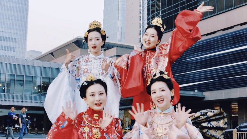 Renacimiento del Hanfu: Día de la Juventud inspira tendencia China Chic video poster