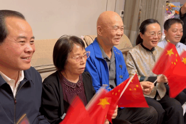 Lanzamiento del Shenzhou-20: Familias celebran misión histórica Lanzamiento del Shenzhou-20: Familias celebran misión histórica video poster