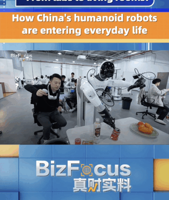 Los robots humanoides de Shanghái transforman la vida cotidiana video poster