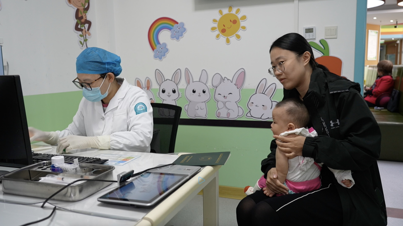 La victoria contra el sarampión en China continental: Triunfo del 95% de vacunación video poster