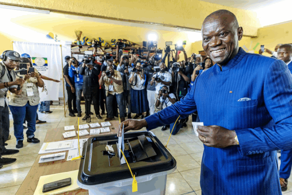 El presidente Xi felicita a Brice Nguema por elecciones en Gabón