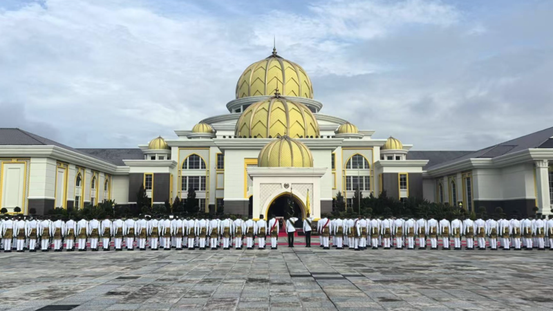 Xi Jinping recibido por el Rey Sultán Ibrahim en Kuala Lumpur
